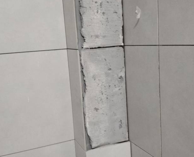 嘉鱼瓷砖空鼓维修公司分享下瓷砖施工前基层浇水润湿程度不足，可能导致以下问题